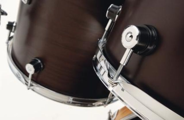 blank Round lugs made of metal and plastic add another distinctive visual touch to an already good-looking kit